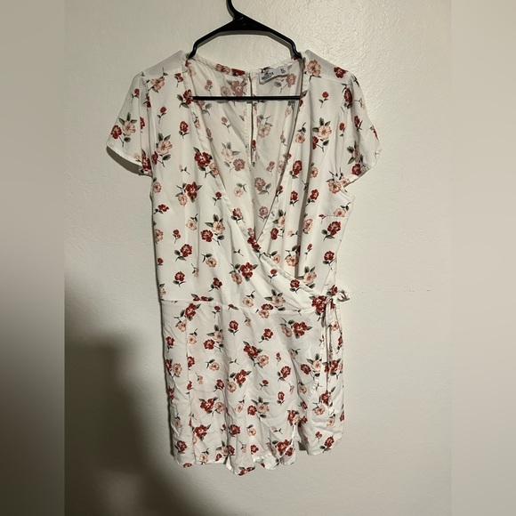 Hollister Pants - Hollister White and Red Floral Pattern Wrap Front Romper Size XL